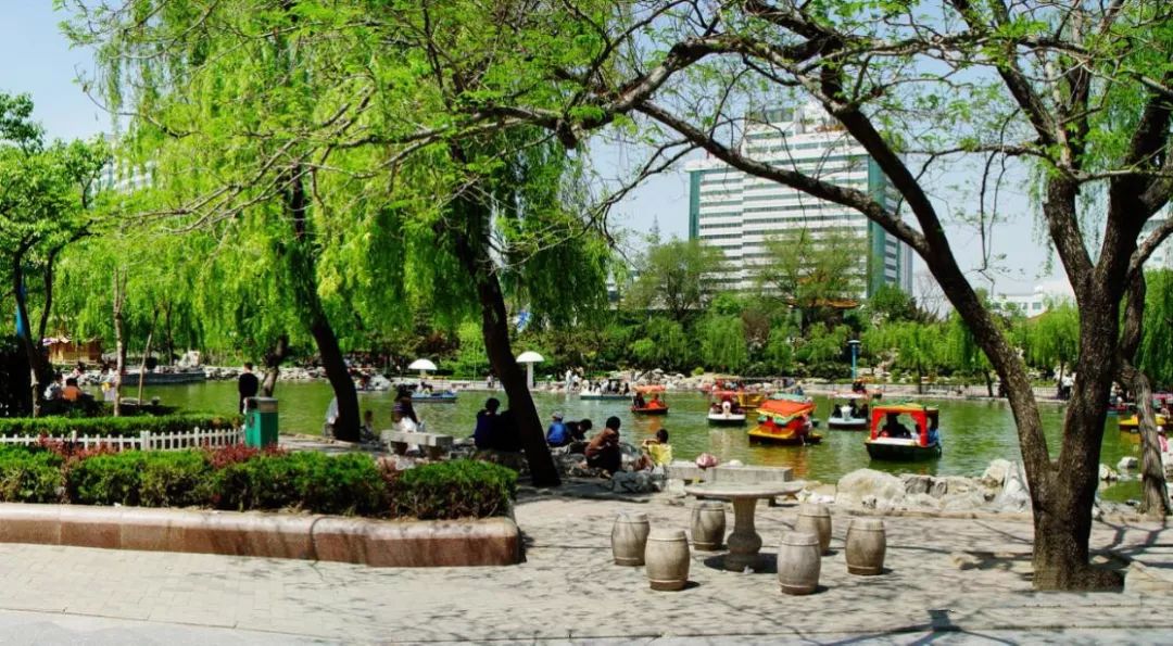 建于90年代的东苑公园,位于潍坊市奎文区胜利东街以南,潍州路以西,是