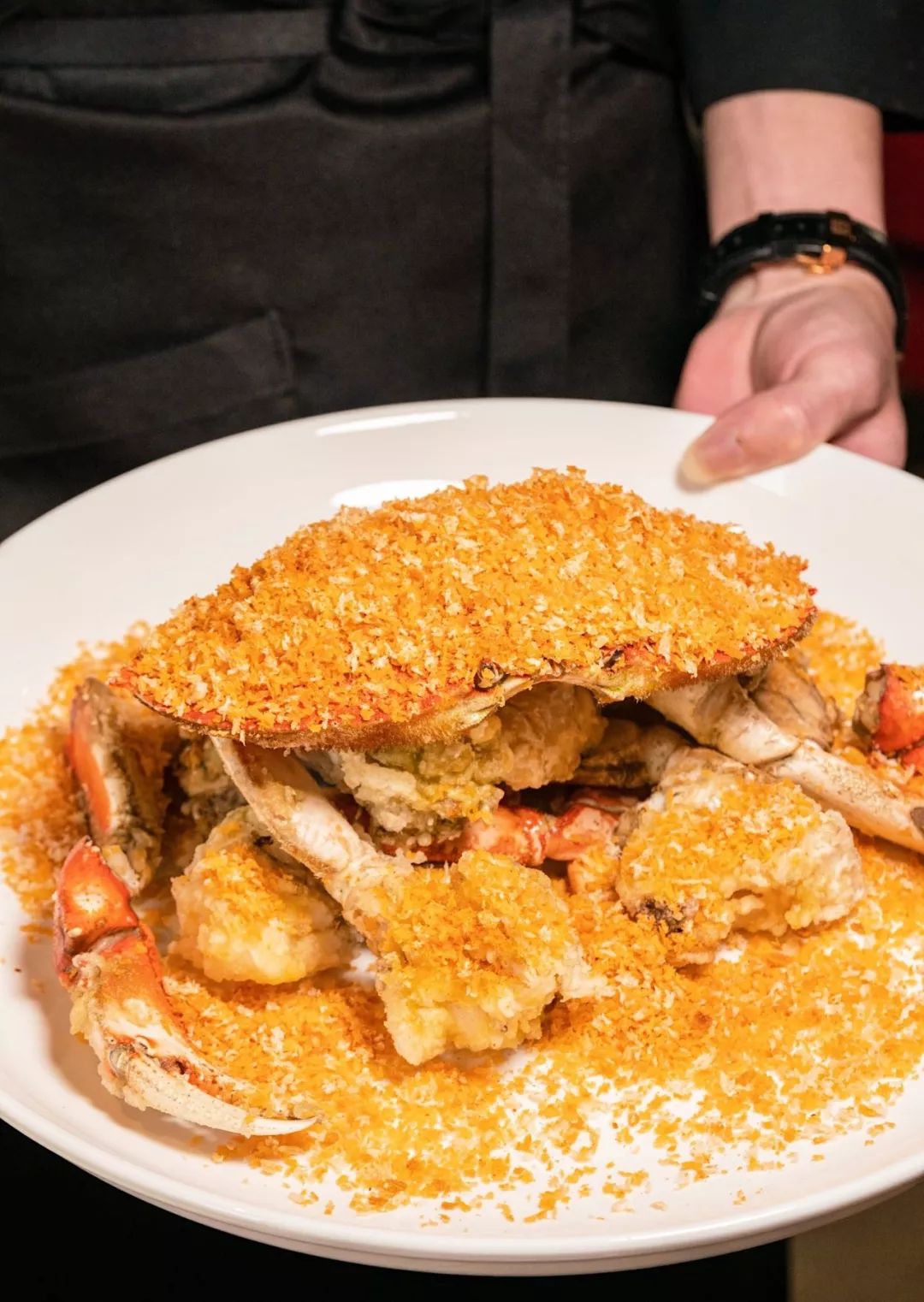 紅8海鲜排档除了黑椒口味当然少不了经典的避风塘珍宝蟹,取干香特点的