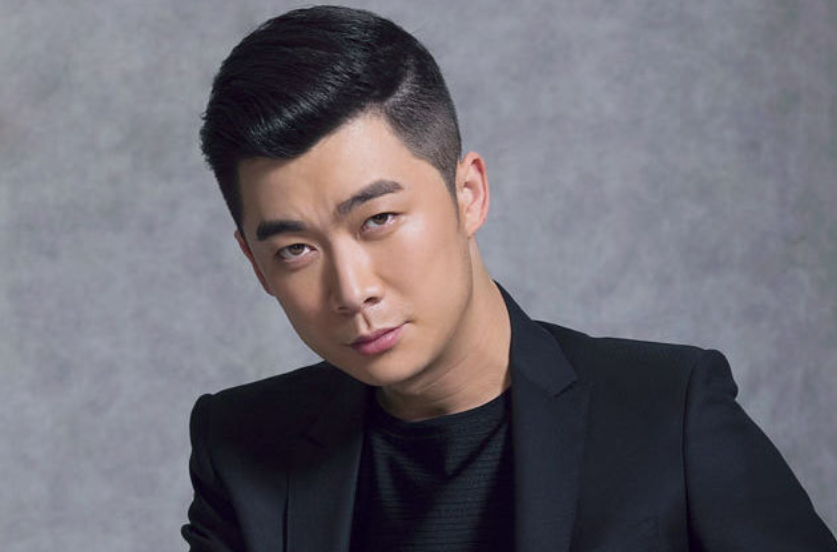 年的曹征凭借电视剧《神探狄仁杰前传》中狄光远这个角色而一炮走红