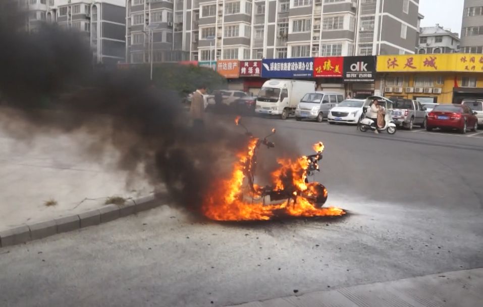 吓人今早阜阳一电动车行驶中烧起来了