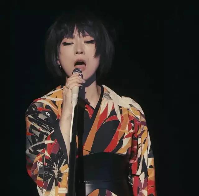 她就是以"病猫嗓"闻名整个音乐圈的歌舞伎町女王—— 椎名林檎.