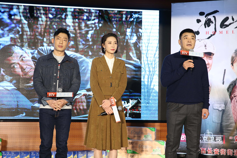 《河山》走进北京某居民社区,该剧导演兼演员王新军,演员韩立,王文绮