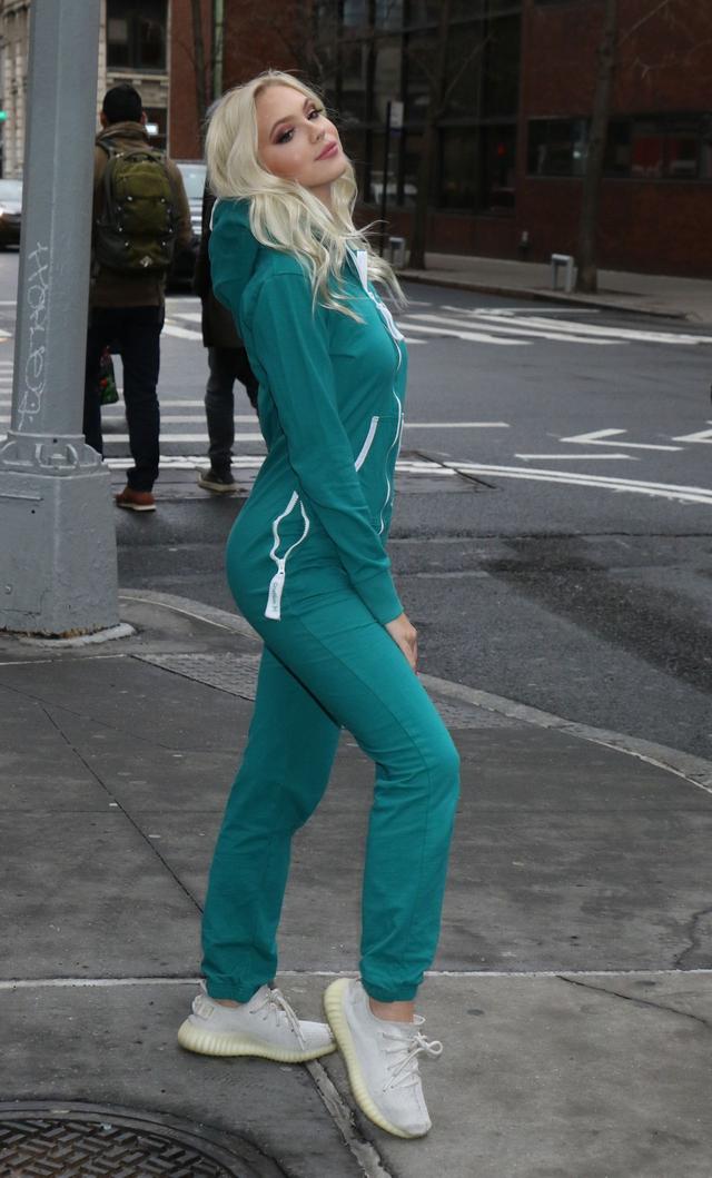 女星乔丹·琼斯纽约街头时尚拍照,她有一种矫健的美