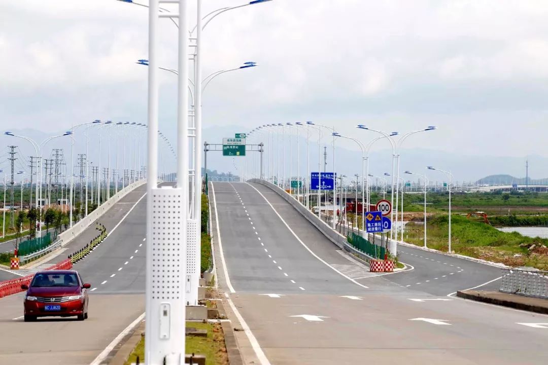 东接伶仃洋公路通道跨海段,西接江门斗恩高速,并设支线衔接珠海机场