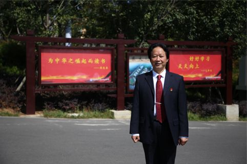 访云南师范大学附属镇雄中学党委书记,校长胡克州_孩子