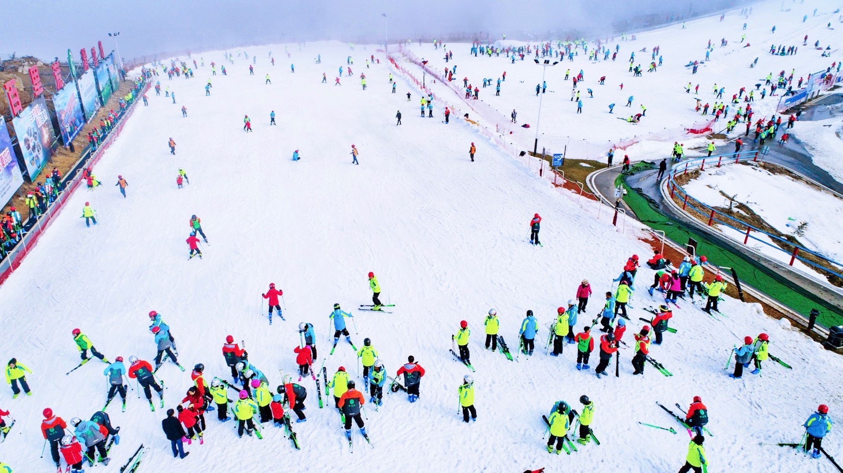 初雪淡妆百里荒滑雪季扩容美容即将鸣枪
