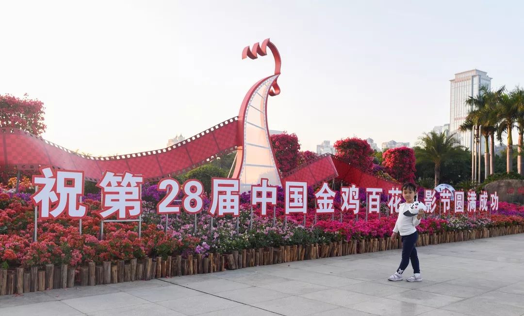 金鸡雕塑亮相!椰风花海,创意绿雕……厦门再次美出新高度!