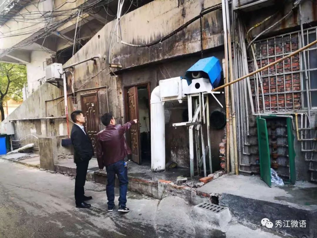 11月19日,副区长江海滨来到秀江街道潭前社区,高士社区督查"创文"工作