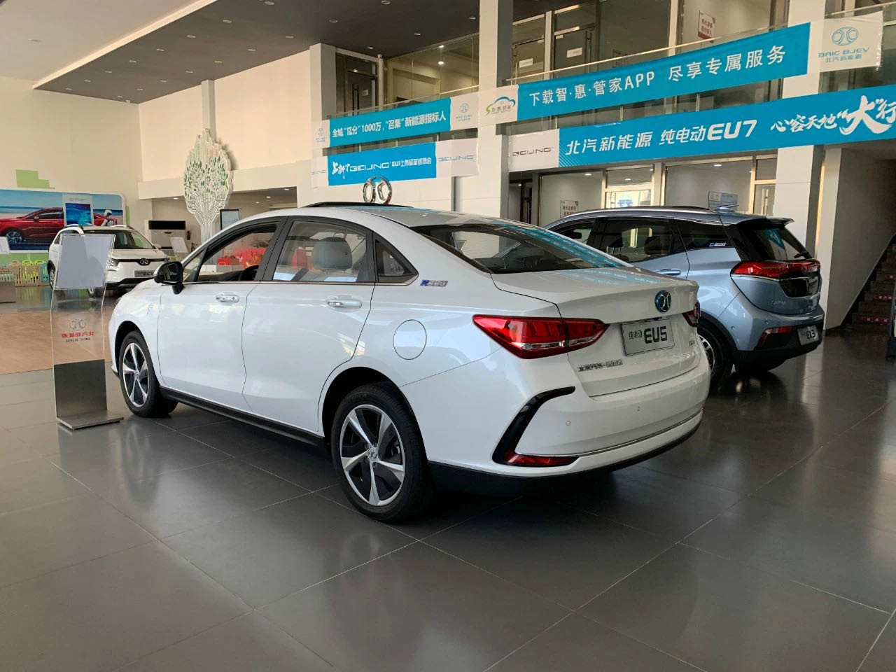 新车上市清库存北汽新能源eu5r550现金优惠19万元