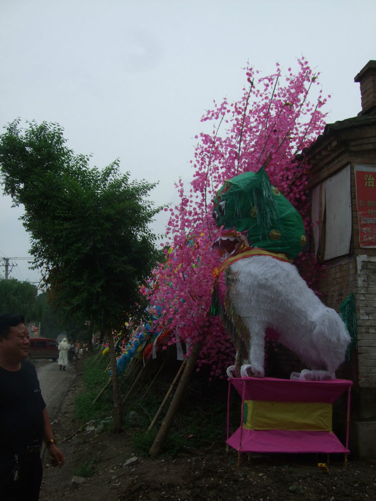 死后的大嫂,葬礼办得极其隆重,儿子请来了,歌舞,河北棒子剧团,狮子,军