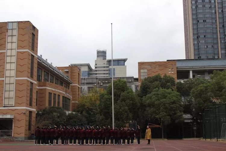 班级新闻童心爱祖国礼赞新时代记宾王小学教育集团505中队国旗下颂
