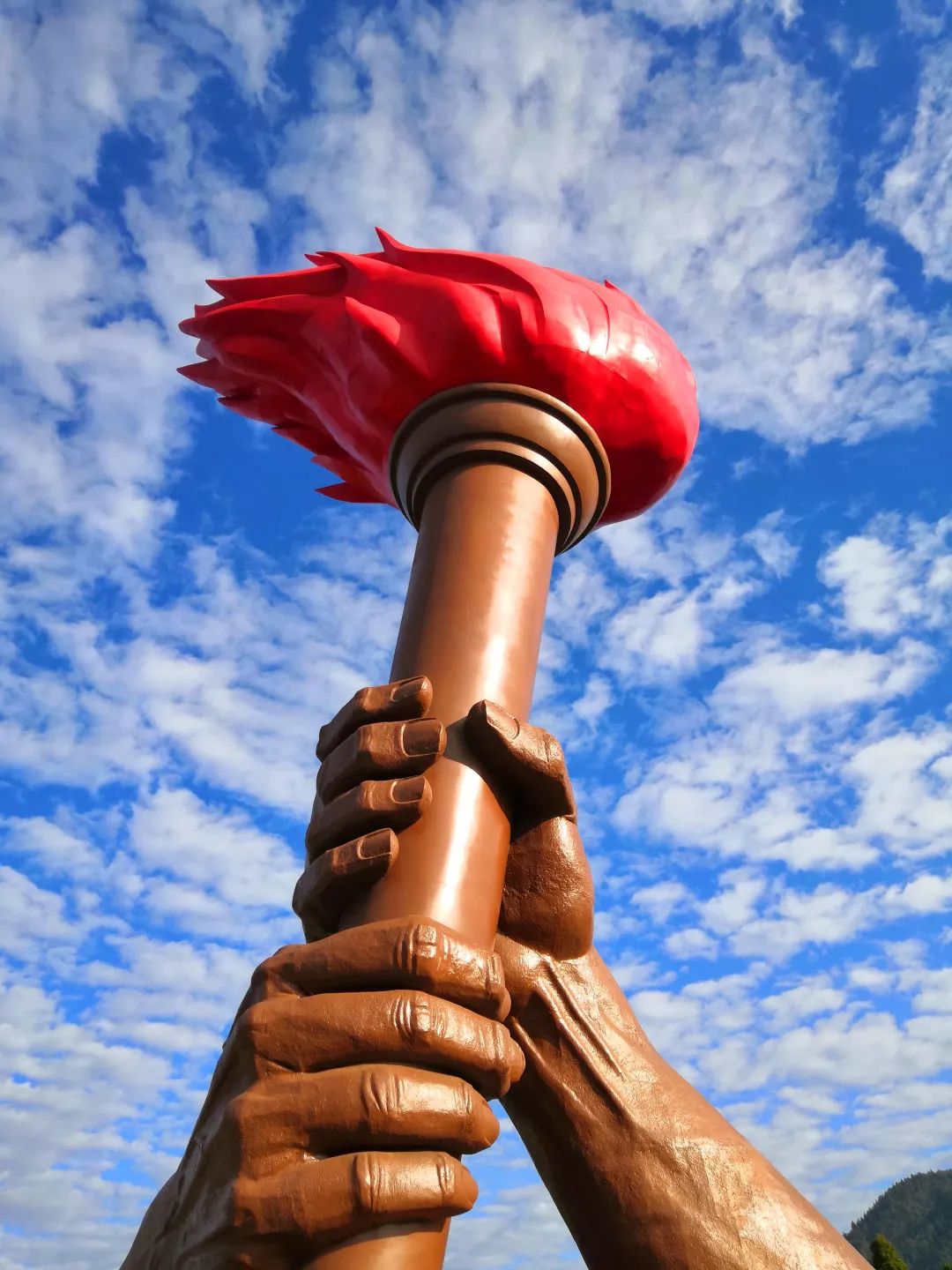 在公园的最顶端,竖立着90个气势磅礴的火炬,据了解,这是对井冈山革命