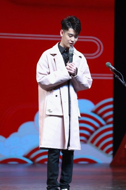 之前张云雷因为意外摔伤,导致腿部受伤严重,当时往腿上打进去一百多根