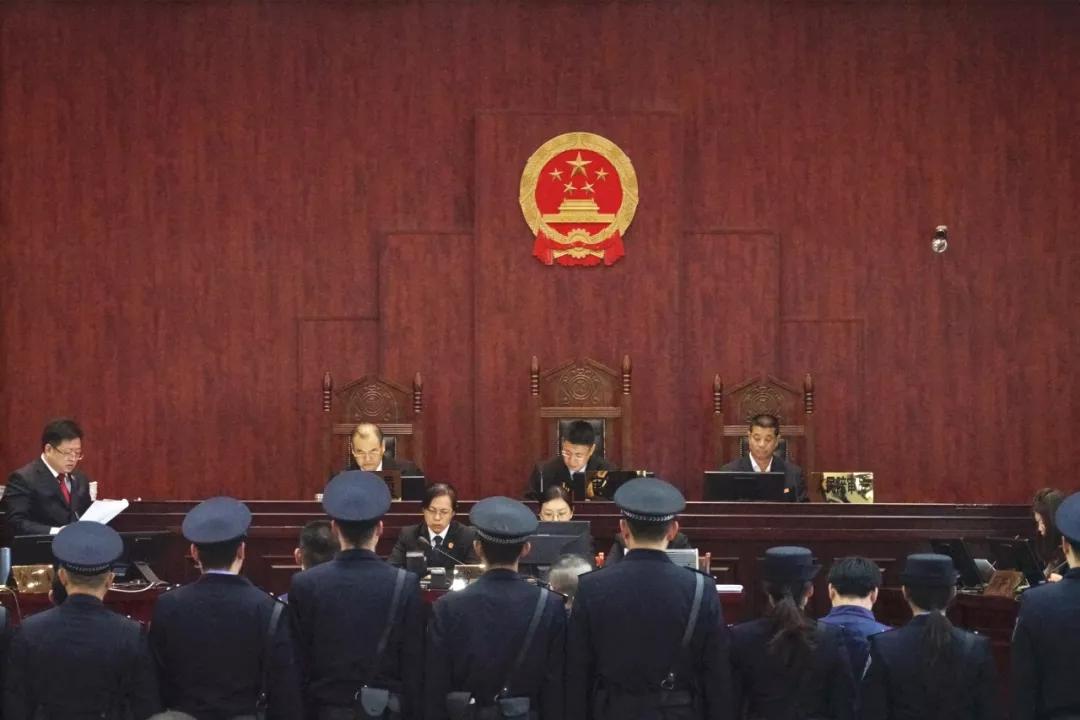 平度法院开庭审理张龙龙等9被告人涉恶案件