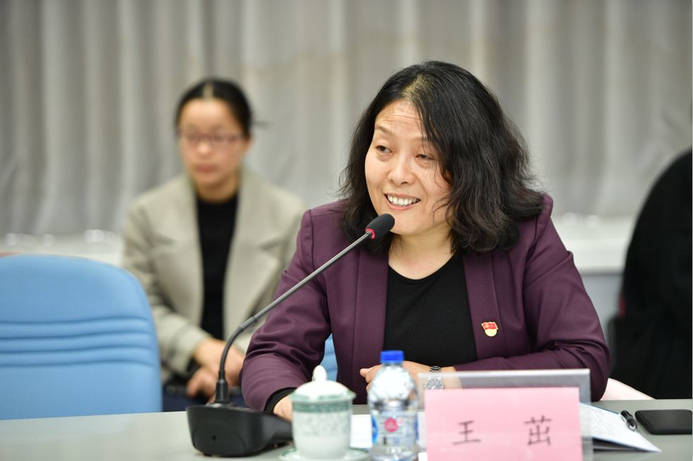 王茁老师介绍了各位到会嘉宾并说明本次座谈活动的目的,希望通过"校友