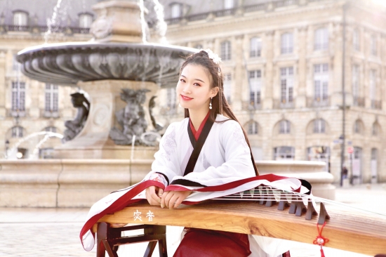 古筝小姐姐法国街头圈粉无数 想让外国朋友认识中国_彭静旋