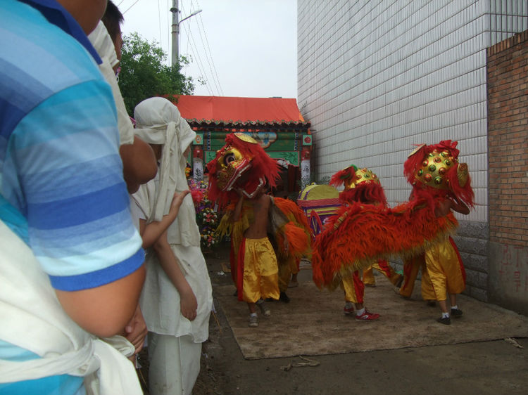 石狮子及成行的花圈,灵前,因为天气太热没有入棺,尸体在冷藏柜里