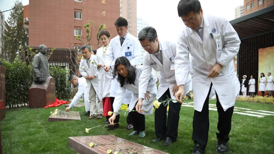 我院举行黄铭新兰锡纯江绍基三位医学大师铜像迁移和揭幕仪式