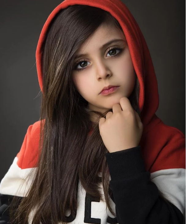 阿拉伯国家小网红 五官精致可爱 网友称又想骗我生女儿