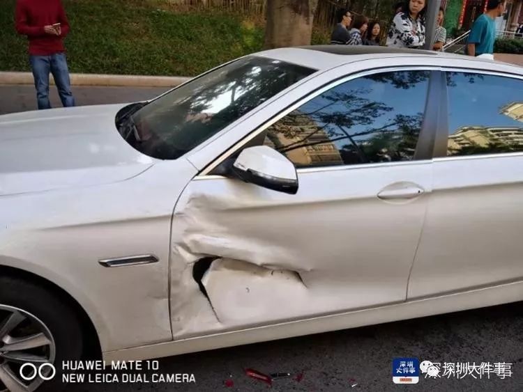 深圳一私家車倒車突然加速,母女三人被撞_白色