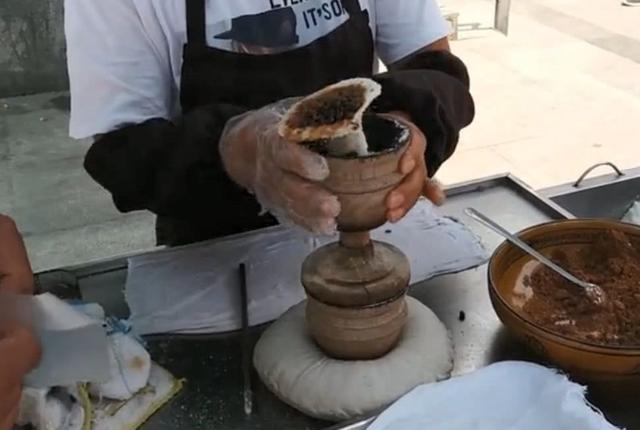 刚刚出炉的顶顶糕,外形圆圆的,白色的米粉裹着红糖,绵软香甜,既好看又