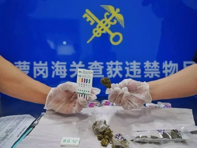 可怕!水果夹心脆条中竟然发现毒品,这些情况需要注意