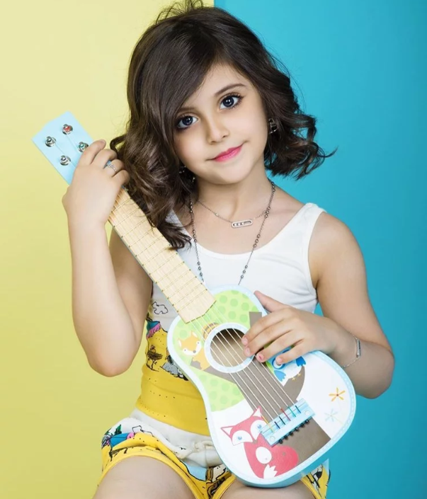 阿拉伯国家小网红 五官精致可爱 网友称又想骗我生女儿