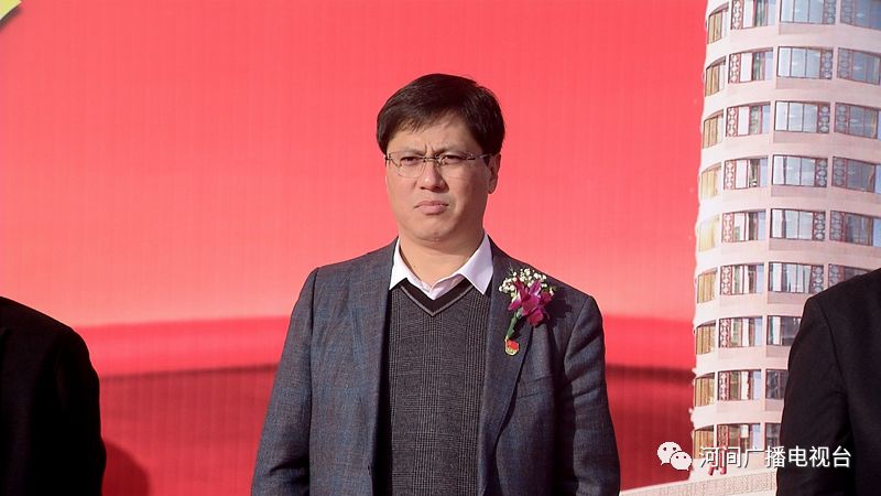 医院党委书记温秀玲,河间市领导尹卫江,王少杰,李忠岐出席封顶仪式