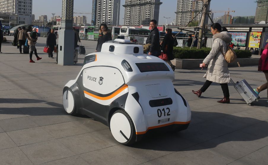 最萌警车全省首辆无人巡逻警车亮相菏泽火车站广场