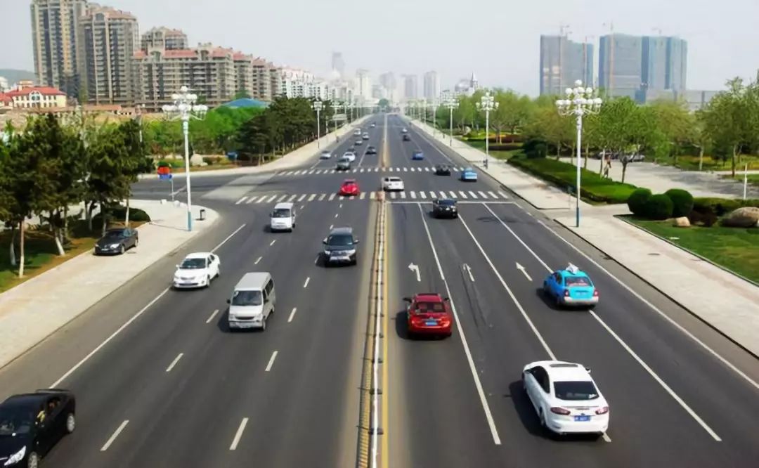 1,在城市道路开车,中间车道行驶更安全