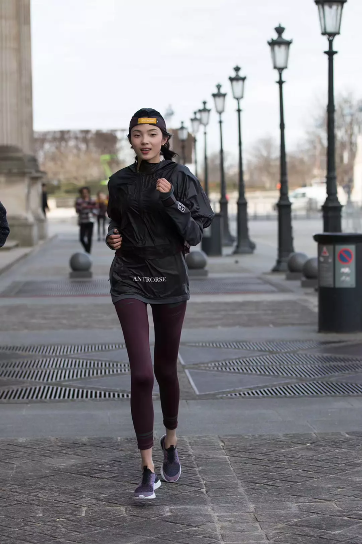 雎晓雯不仅是国际超模还是长腿精灵简约运动风秀出逆天大长腿