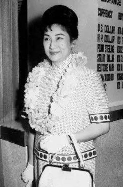 1958年,两人相伴25年后,陶曾谷去世,蒋梦麟也已经71岁了,所有人以为他