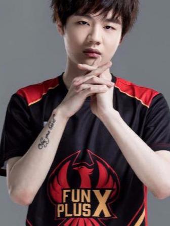 接下来一眼就看到了自家辅助crisp(刘青松)