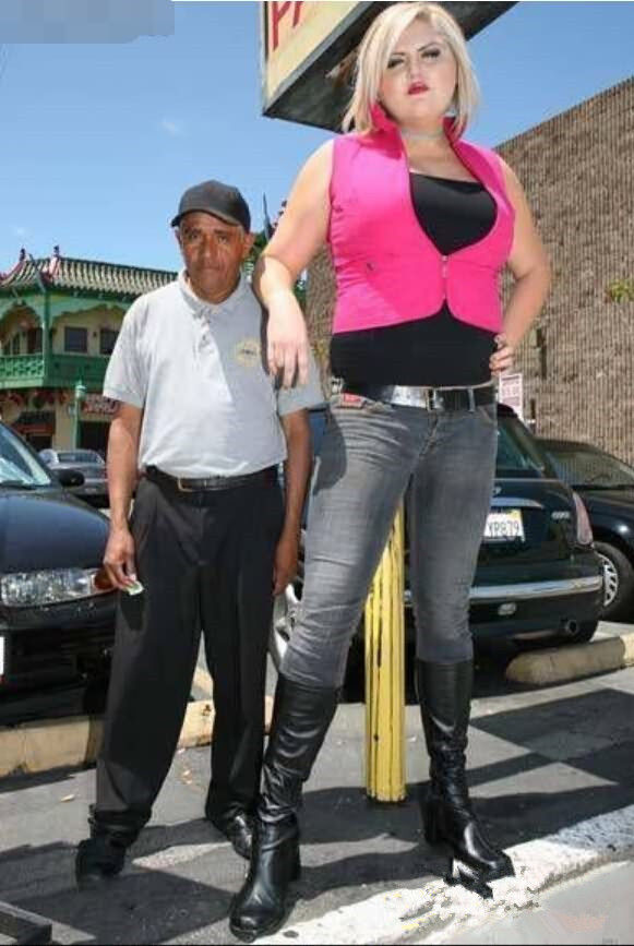 世界上最强壮的女人没有之一走到哪都是焦点