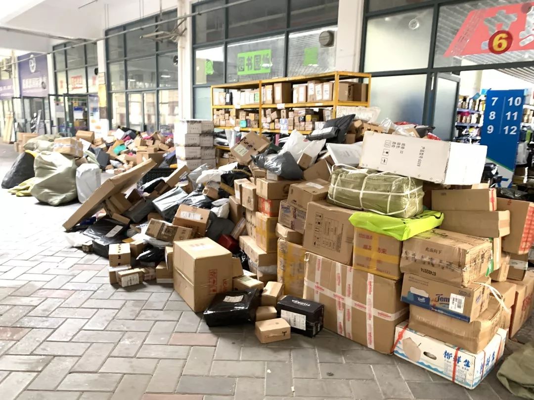 双十一校园内设置废弃快递包装回收箱让快递包装不再流浪