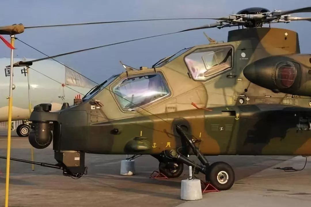 这款直10me在设计上,就显得与众不同,首先采用单旋翼带尾桨构型,窄