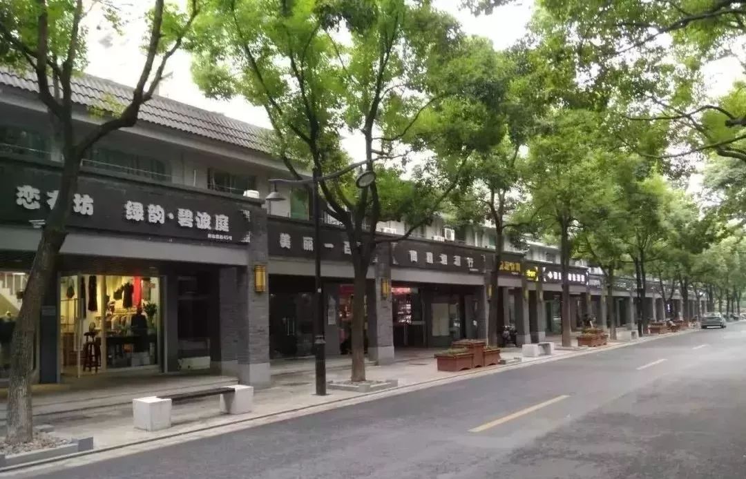 丑的整整齐齐中国式统一招牌设计成黑白配网友这是过清明节吗