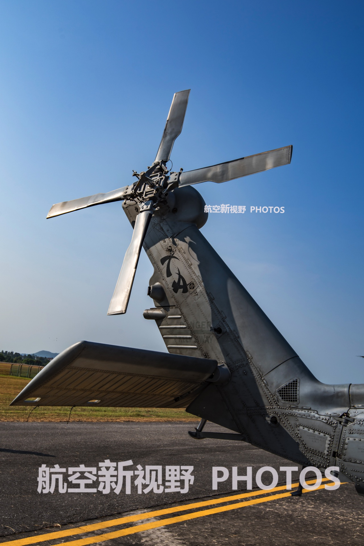 mh-60r海鹰直升机的尾桨下方可以折叠