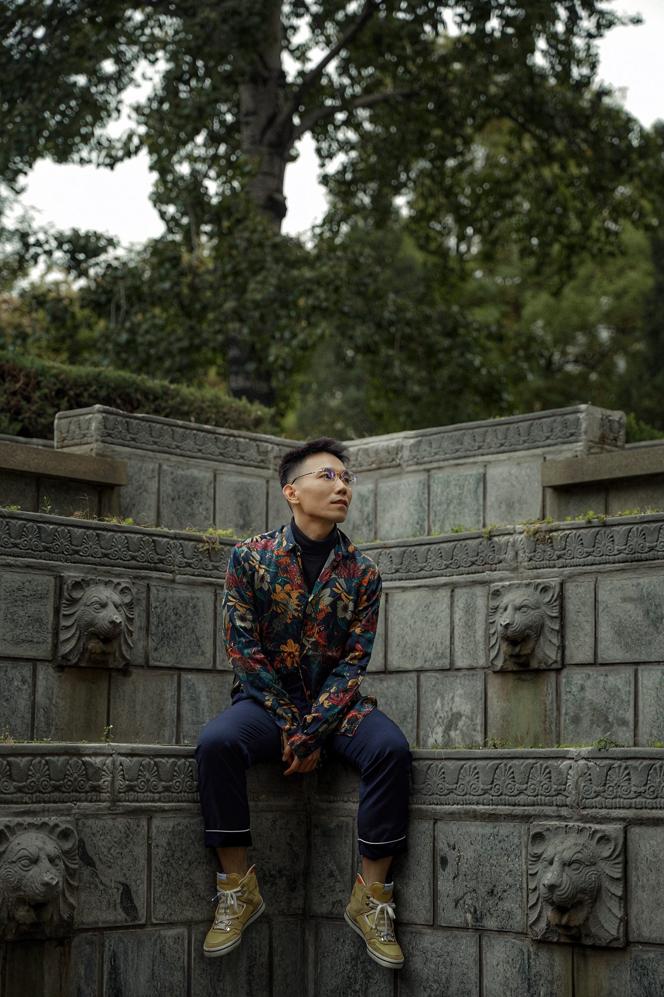 演员王超北发布时尚街拍随性自在展多重个性