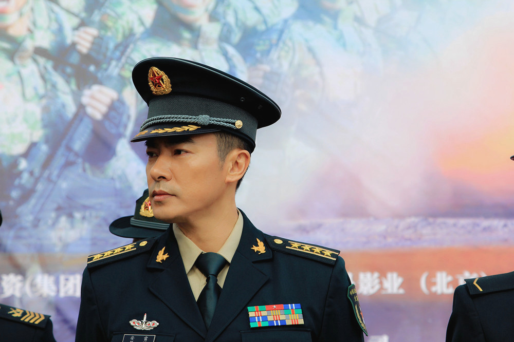 谁说他只是古装男神于波新剧寸头造型依然帅出天际