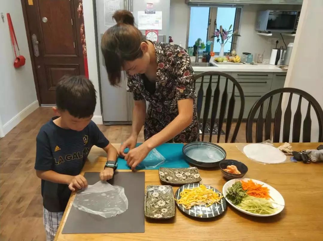 從孩子走進廚房做飯,看父母的教育模式......_為人