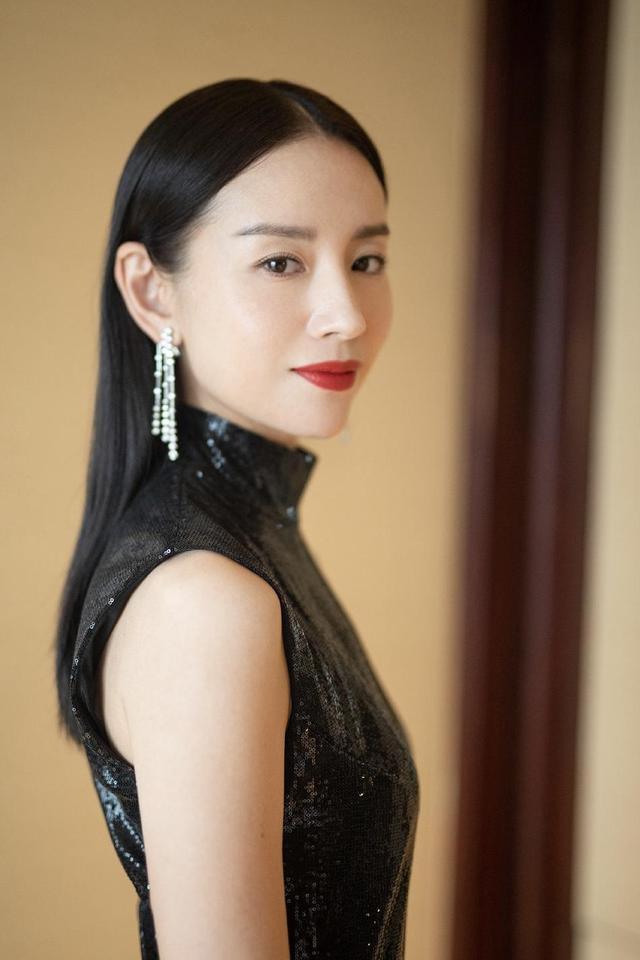 董洁终于"高冷,黑色亮面连衣裙配中分黑长直发型,红唇好迷人