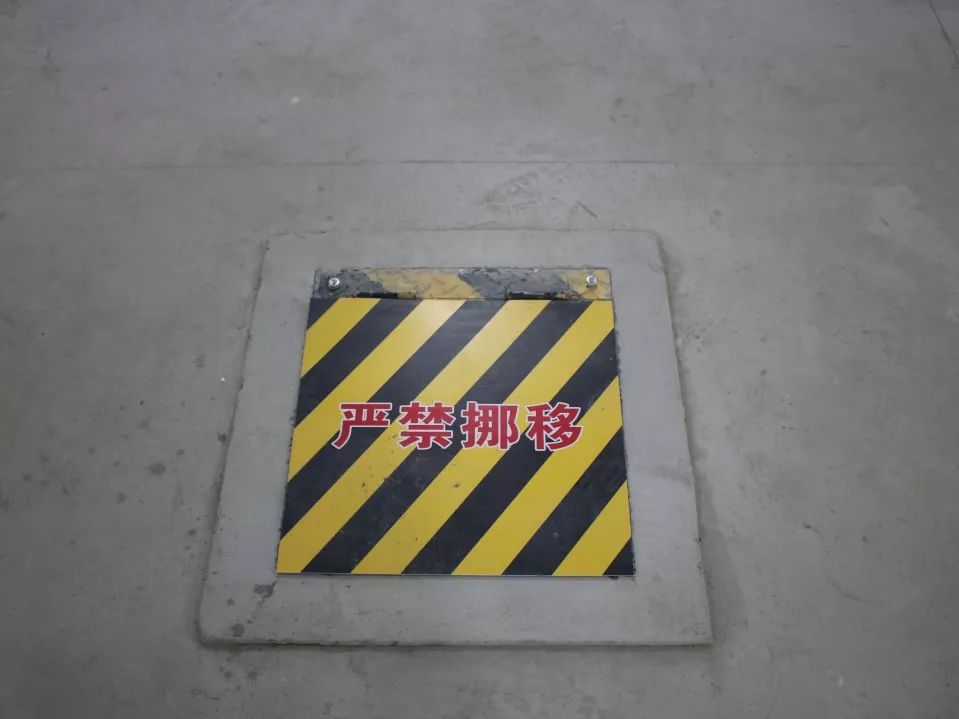 传料口,放线孔等预留洞口设置可翻转式盖板;作业层电梯井道使用定型化