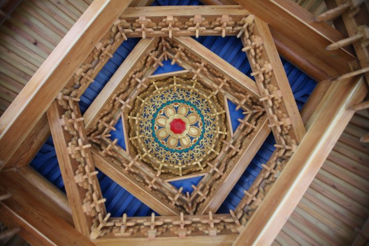 藻井下的这个餐厅,全中式家具,超大的30㎡面积,可同时容纳12-14人就餐