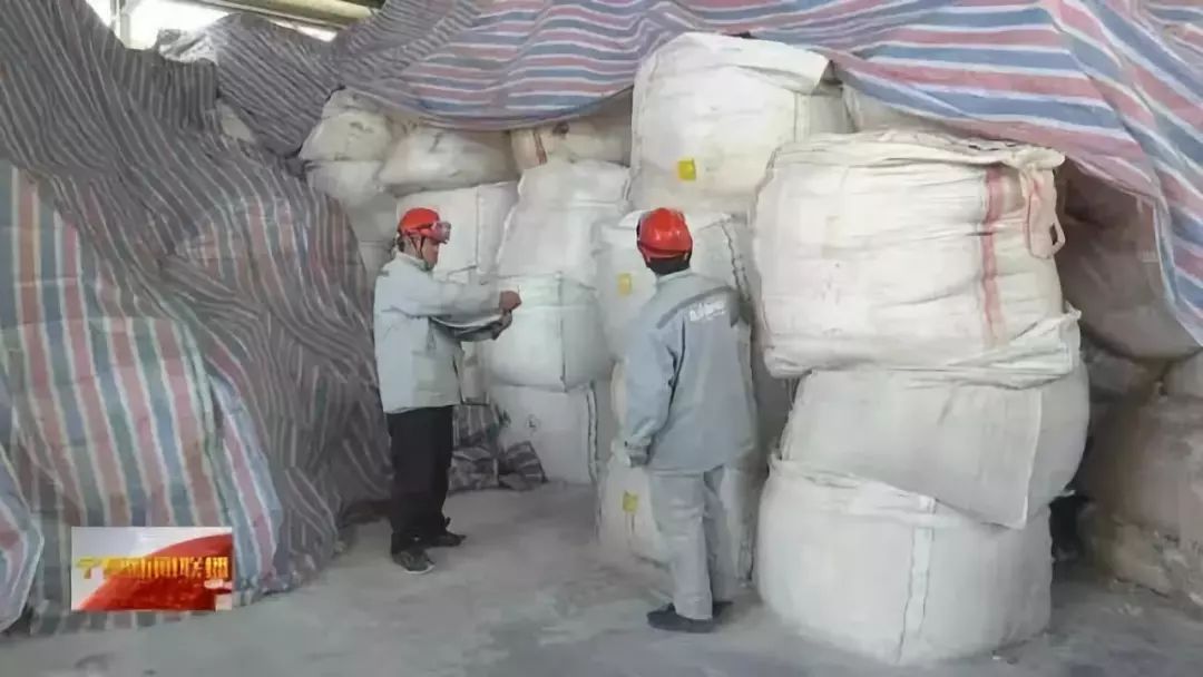工业盐储存大概是18000吨,还有其他的几种,像精馏釜残,生化污泥,废