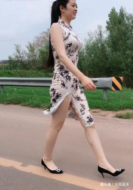 街拍美女的开叉裙这高度有点过