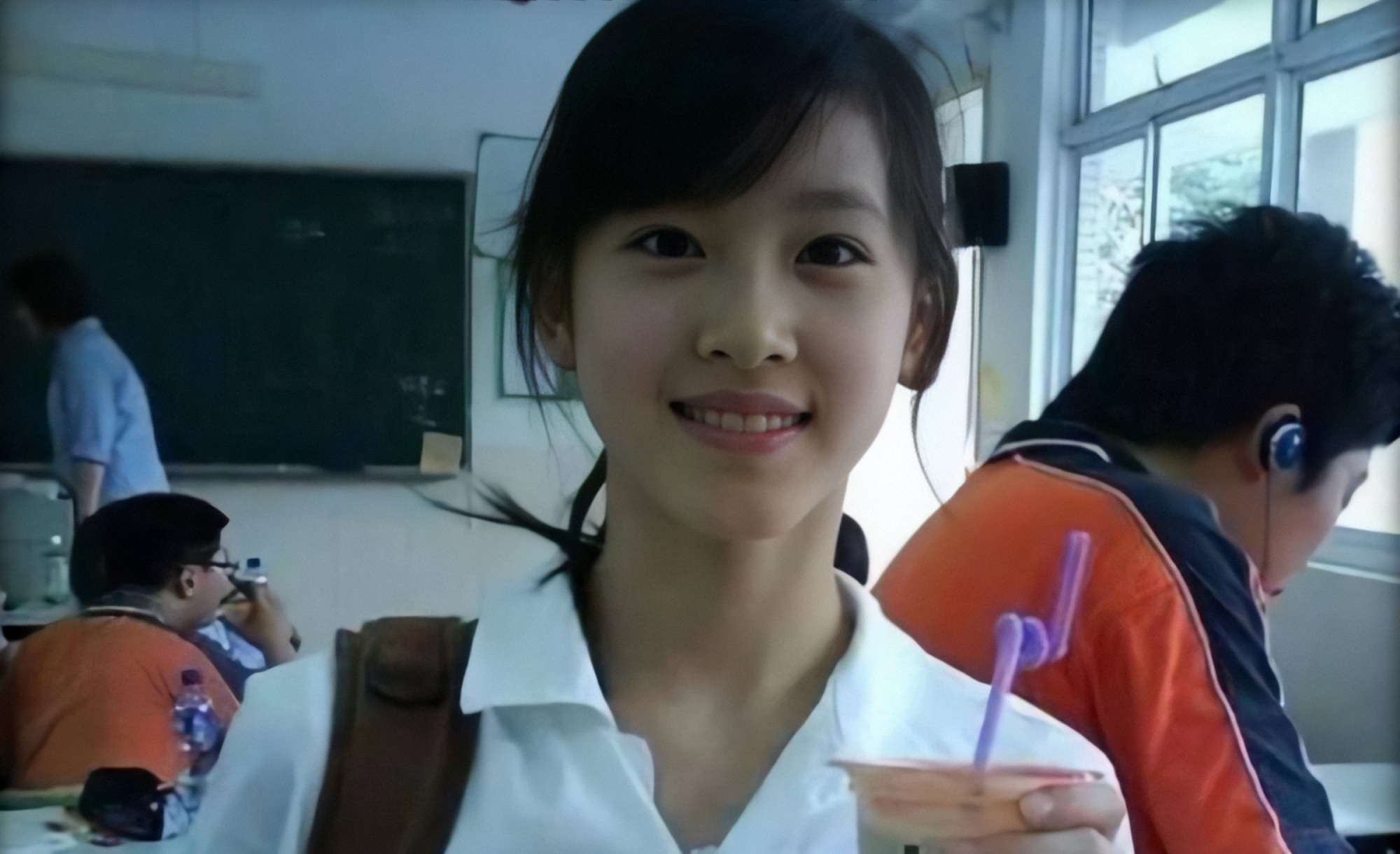 "命运的转折"这5个字饱含了太多深意,可以理解为从"奶茶妹妹"走红全网