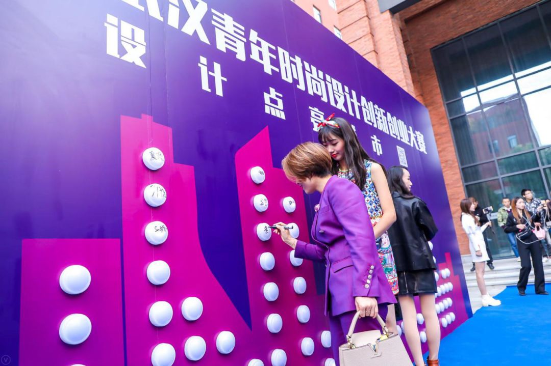 嘉宾在打卡墙上签名设计师快闪集合店展示设计师优秀作品展此次活动