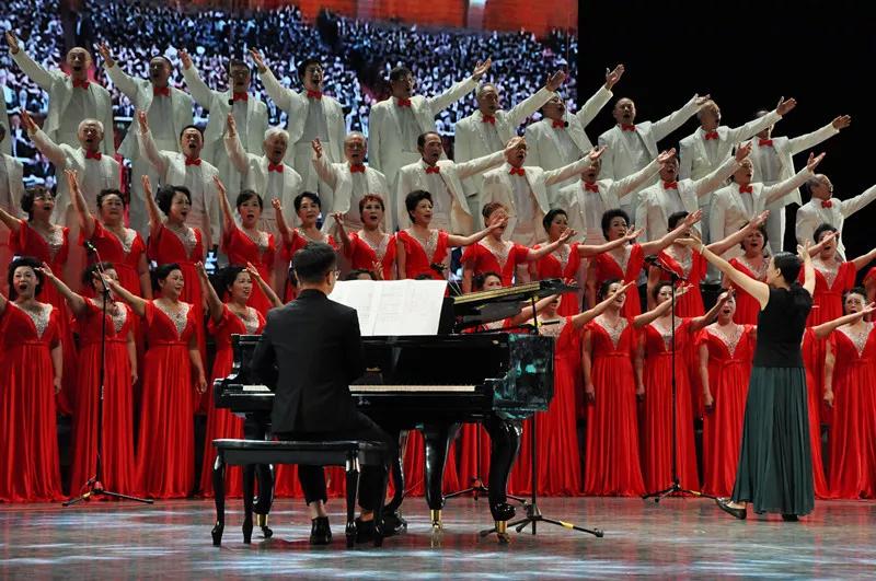 这个冬天全国各地老年合唱团千人齐聚春城唱响老年热爱之声