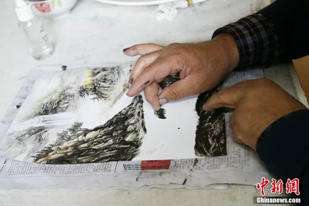 指尖运墨,手掌蘸墨,指掌画画家马金福以手代笔,青海西宁,偷偷告诉你!